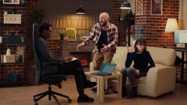 Mutlu olmayan koca, çift terapi seansında uzmanla anlaşmazlık hakkında konuşuyor. İlişki sorunlarından şikayet ediyor. Erkek ve kadın profesyonel danışmanlık toplantısına katılıyor..