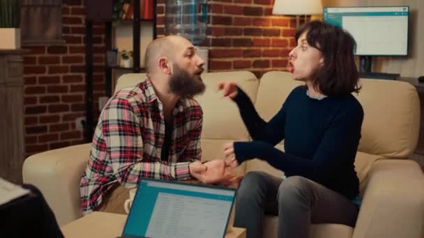 Psikolog Mendengarkan Orang Yang Berkelahi Sesi Terapi Pasangan Mengeluhkan Masalah — Stok Video
