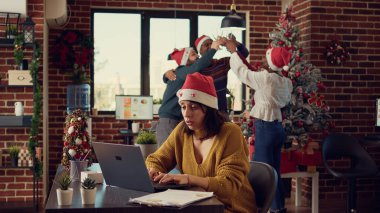 Şenlikli gürültüden rahatsız olan stresli kadın ve Noel arifesini kutlayan meslektaşlar. Hüsrana uğramış ve yorgun hisseden, gürültücü insanlar yüzünden işi yarıda kesen, kış tatili mevsimi.