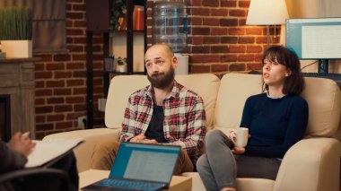 Erkek ve kadın evlilik sorunlarını çözmek için danışmanla çift terapisi seansına katılıyor. Mutsuz insanlar ilişki hakkında psikologla konuşur, danışmanlık ister..