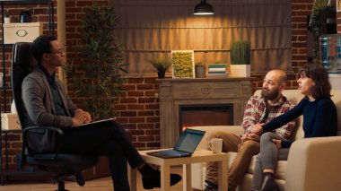 Psikologla terapi seansından sonra barışan evli insanlar ilişki sorunlarını çözüp el ele tutuşuyorlar. Barışı kutlayan bir çift. Üçayak atışı.