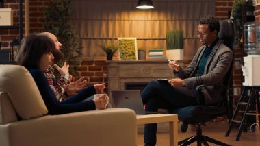 Erkek terapist karı kocanın evlilik danışmanlığını dinleyip evlilik çatışmasından yakınıyor. Psikoterapist ilişki için rehberlik ve destek veriyor. El kamerasıyla..