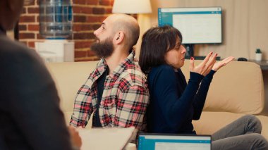 Evli insanlar terapi seanslarında tartışıyorlar, ilişki problemlerinden danışmana şikayet ediyorlar. Mutsuz adam ve kadın danışmanlık randevusunda uzman biriyle kavga ediyor..