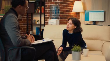 Erkek terapist evlilik sorunları hakkında hoşnutsuz bir eşe danışmanlık yapıyor, danışmanlık tavsiyeleri ve profesyonel rehberlik veriyor. Kadın çatışmadan mutsuz, terapi seansı danışmanıyla..