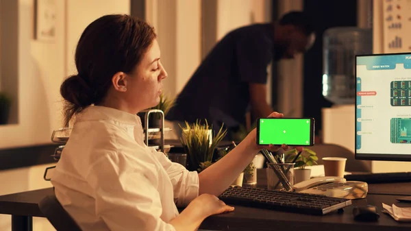Kadın Yönetici Elinde Yeşil Ekran Ekranlı Akıllı Telefonu Tutuyor Cep — Stok fotoğraf