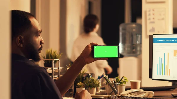 Afro Amerikaanse Man Met Behulp Van Smartphone Met Greenscreen Zoek — Stockfoto
