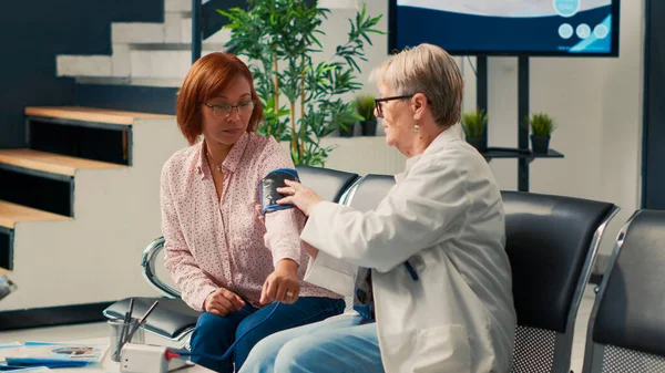 Gezondheidsspecialist Meten Van Hypertensie Bloeddruk Doen Hartonderzoek Met Tonometer Wachtruimte — Stockfoto