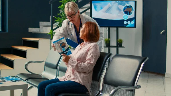 Elderly Medic Patient Talking Medical Service Waiting Room Hospital Preparing — Stock Photo, Image