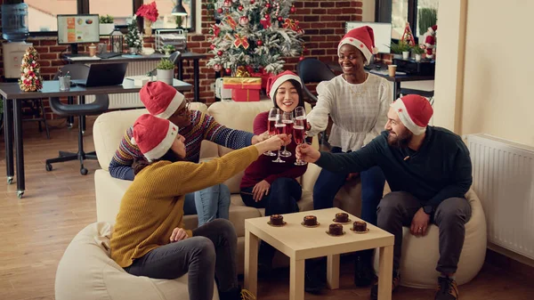 Multiethnische Gruppe Von Menschen Die Während Der Weihnachtsfeier Büro Mit — Stockfoto
