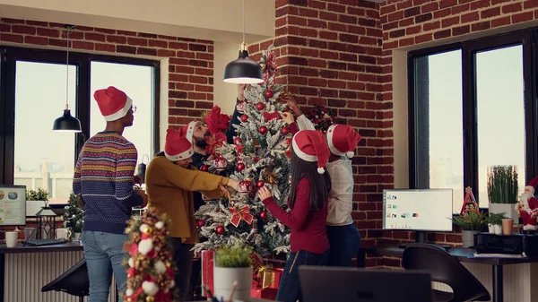 Équipe Multiethnique Personnes Mettant Décor Arbre Noël Dans Bureau Fête — Photo