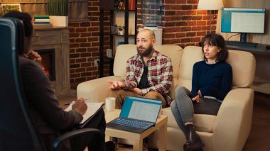 Ofiste psikologla terapi seansına katılan evli insanlar, çatışma hakkında konuşuyorlar. Terapist, çiftlere evlilik sorunları hakkında danışmanlık tavsiyesi veriyor..