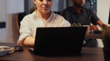 Geceleyin şirket projesinde çalışan yeni bir çalışan, internette yönetici veri sunumunu planlamak için dizüstü bilgisayar kullanıyor. Yazılım web uygulaması ile araştırma bilgileri analiz ediliyor.