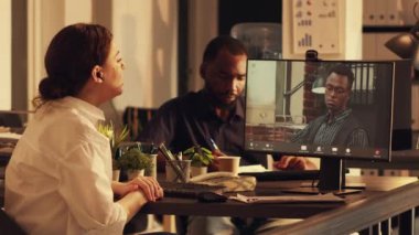 Şirket çalışanı uzaktan video görüşmesi için yöneticiyle konuşuyor. Web kamerasını kullanarak çevrimiçi video konferans sohbetine katılıyor. İnternet bağlantısı ile telekonferans brifinginde sohbet.