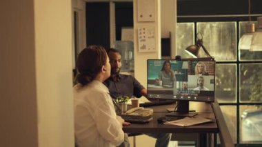 Bilgisayardaki insanlarla çevrimiçi video görüşmesine katılan ofis çalışanı, iş arkadaşlarıyla konuşmak için webcam telekonferansını kullanıyor, brifing konferansına katılıyor. Uzaktan video konferansında sohbet ediyoruz. El kamerasıyla..