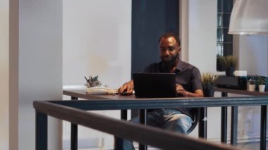 Çeşitli meslektaşlar gece geç saatlerde ofis işinden ayrılıp online veri ve ticaret raporlarıyla kurumsal sunum üzerinde çalışıyorlar. Ağ üzerinde dizüstü bilgisayar ve yönetici paylaşımı kullanılıyor, İnternet desteği.