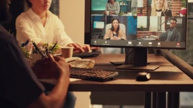 Çalışan bilgisayardaki görüntülü telekonferansı kullanıyor, iş arkadaşlarıyla uzaktan internet toplantısına katılıyor. Web kamerası bağlantısı ile video konferans görüşmesi, web brifingi.
