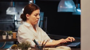 Serbest çalışan bir kadın ofis telefonuna cevap veriyor. Gece geç saatlere kadar çalışıyor. Bilgisayarda iş raporu hazırlıyor. Planlama şirketi yatırım başarısı ve yürütme e- postası.