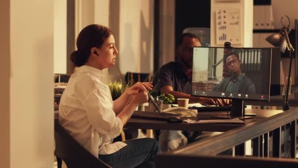 Unternehmer Der Einer Geschäftlichen Videokonferenz Besprechung Webcam Mit Einem Mitarbeiter — Stockvideo