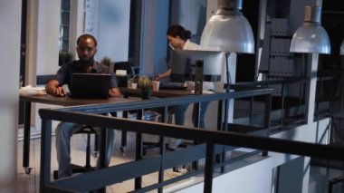 Şirket çalışanı sabit telefonlara cevap veriyor ve gece ofiste uzaktan konuşma yapıyor. Paylaşım stratejisi kullanılarak idari sunumu planlamak için finansal hisselerle geç saatlere kadar çalışmak.