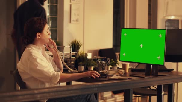 Giovane Adulto Che Guarda Display Greenscreen Sul Computer Lavorando Con — Video Stock