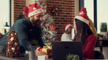 Tatil sezonunda festival ofisinde iş arkadaşından Noel hediyesi alan Asyalı bir kadın. Neşeli insanlar hediye alışverişi yapar ve süslemelerle süslenmiş uzay arifesini kutlarlar..