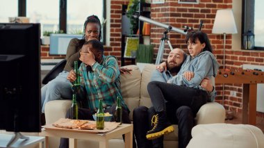 Televizyon kanalında korku filmi seyreden insanlar, soğuk mekanlarda atlama korkusundan korkan insanlar. Korku filmi izlerken korkup çığlık atıyorlar. El kamerasıyla..