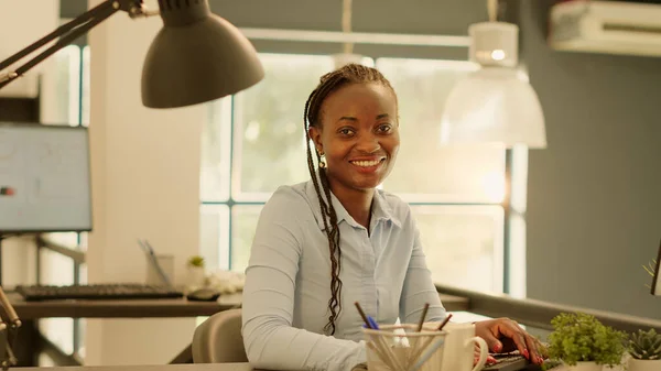 Portrait Business Woman Working Computer Desk Office Big Windows Brainstorming — Stock Photo, Image