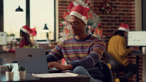 Africký Američan Posílá Mail Notebook Stole Pracuje Počítači Během Vánoční — Stock fotografie