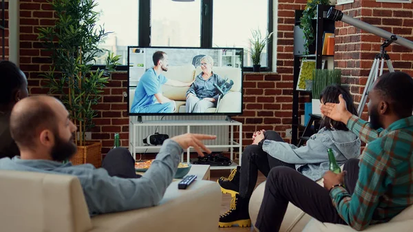 Mutlu insanlar televizyon kanalında film izlerken eğleniyorlar, neşeli hissediyorlar ve bira içiyorlar. Televizyon programında film ya da dizi izlemek için toplanmak, evde pizza ile takılmaktan keyif almak..