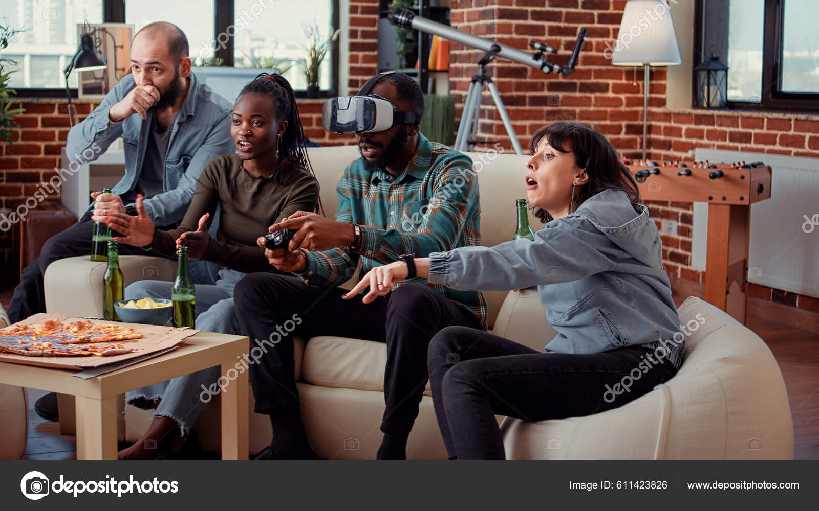 Grupo de amigos que gosta de jogar videogame em casa se reunindo