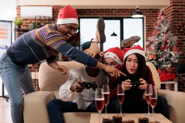 Neşeli insanlar Noel partisinde oyun yarışmasından zevk alıyorlar, Noel arifesini iş arkadaşlarıyla kutluyorlar. Kış tatilinde şenlikli süsler ve şarapla çevrimiçi oyun oynamak..