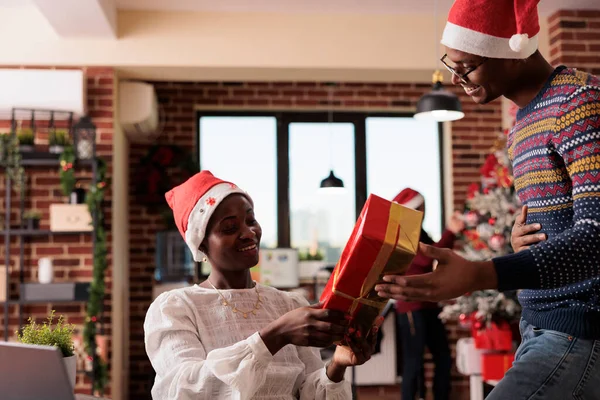 Los Afroamericanos Intercambian Caja Regalo Navidad Oficina Festiva Con Árbol —  Fotos de Stock