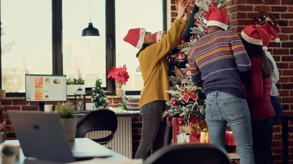 Grupo Diverso Pessoas Que Decoram Escritório Com Ornamentos Natal Preparando — Fotografia de Stock