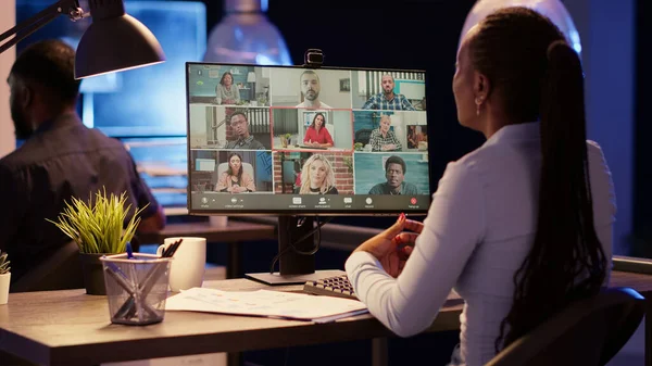 Trabalhador Escritório Assistindo Conferência Reunião Negócios Videocall Com Colegas Falando — Fotografia de Stock