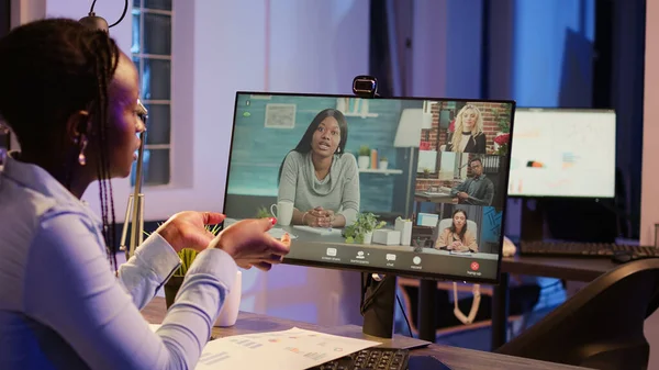 Mulher Negócios Reunião Com Colegas Videocall Line Conversando Com Pessoas — Fotografia de Stock