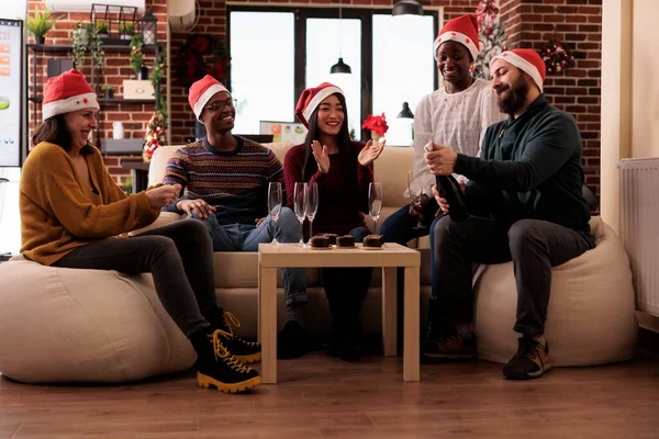 Diverse Mitarbeiter Feiern Weihnachten Auf Einer Jobparty Trinken Wein Gläsern — Stockfoto