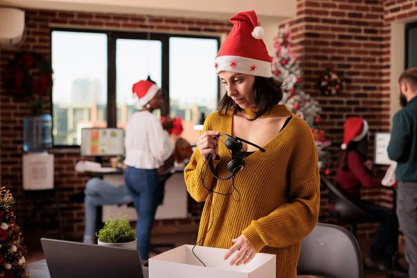 Mujer Deprimida Siendo Despedida Víspera Navidad Sintiéndose Triste Frustrada Por —  Fotos de Stock