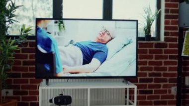 Ev partisinde bira şişeleri ve abur cuburlarla drama dizisi izleyen çok ırklı bir grup insan. Film ya da film izlemek ve hafta sonu eğlenmek için birlikte eğleniyoruz..