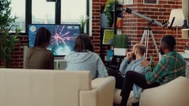 Video oyunlarında kaybeden bir grup arkadaş, evdeki TV konsolunda oynuyorlar. İnsanlar kaybedilen oyun yüzünden hayal kırıklığına uğramış hissediyorlar. Atış oyunu, boş zaman aktivitesi..