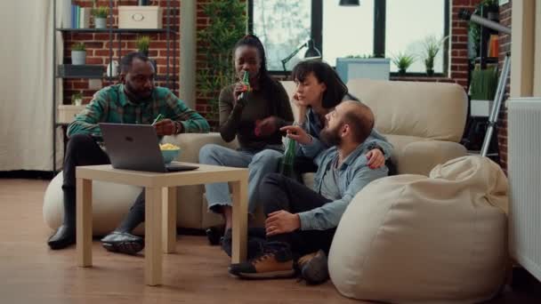 Çok Irklı Bir Grup Insan Sohbet Ediyor Bira Içiyor Evde — Stok video
