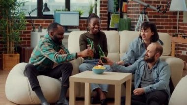 Çeşitli arkadaş grupları ev partisinde bira şişelerinin keyfini çıkarıyor, eğlenceli zamanlardan ve anılardan bahsediyorlar. İnsanlarla, içkilerle ve abur cuburlarla bir araya gelip eğlenmek, evde tost yapmak..