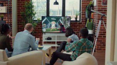 Çok ırklı bir grup insan bilgisayar oyunu oynuyor ve kaybediyor, online oyun yarışması için TV konsolu kullanıyorlar. Kaybedilen atışlar için üzgün olmak televizyonda meydan okumak, oyunu kaybetmek.