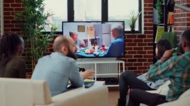 Bir grup arkadaş televizyonda drama aksiyon filmi izliyor, evde bira şişeleriyle sinemanın tadını çıkarıyorlar. Mutlu insanlar televizyon programı ve eğlence ile eğleniyor..