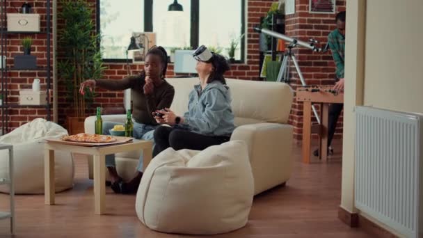 Mujeres Jugando Videojuegos Con Gafas Consola Utilizando Auriculares Realidad Virtual — Vídeo de stock