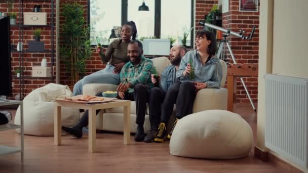 Gente Alegre Tintineando Botellas Cerveza Viendo Películas Programa Televisión Divirtiéndose — Vídeos de Stock