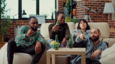 Bir grup arkadaş televizyon programında aksiyon filmi izleyip şişelerden bira içiyorlar. İnsanlar içki, televizyon ya da gösteriyle boş zamanların tadını çıkarıyorlar. Üçayak atışı.