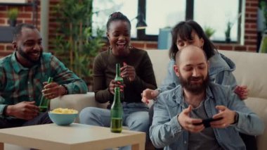 Bir grup arkadaş cep telefonu uygulamasında fotoğraf çekiyor, ev partisinde bira şişeleriyle fotoğraf çektiriyorlar. Selfie çekiyoruz ve internet akıllı telefonuyla anılar yaratıyoruz. El kamerasıyla..