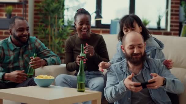 Bir Grup Arkadaş Cep Telefonu Uygulamasında Fotoğraf Çekiyor Partisinde Bira — Stok video