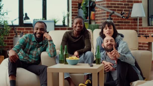 Diversas Personas Que Hablan Videoconferencia Línea Reunión Social Utilizando Videoconferencia — Vídeos de Stock