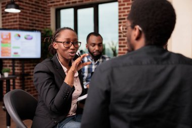 İş ortakları veri araştırmalarıyla sunum yapmayı planlıyorlar, rapor yaratmak için beyin fırtınası yapıyorlar. Şirket toplantısında, ortaklıkta belgelerle takım çalışması yapmak.